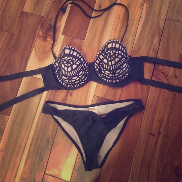 Bikini - Picture 1 of 2